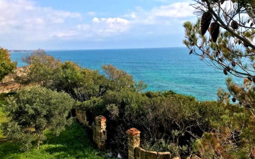 Дом на скалистом берегу | Авола Сицилия