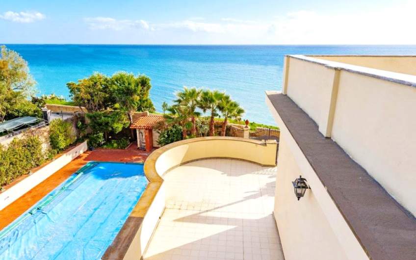House for sale on the beach in Sicily | Pool | Seaview