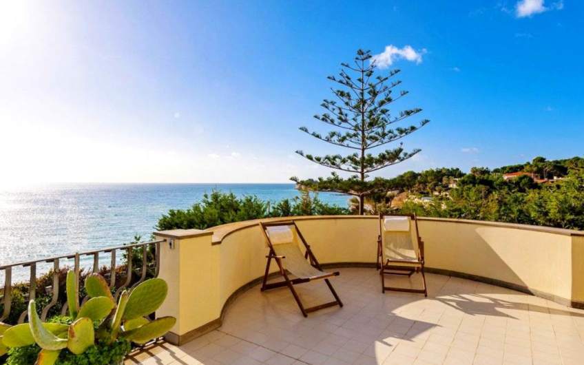 House for sale on the beach in Sicily | Pool | Seaview