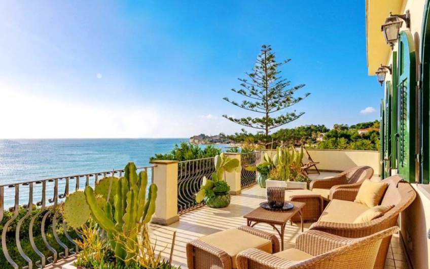 Дом на берегу моря на Сицилии | Бассейн | Вид на море